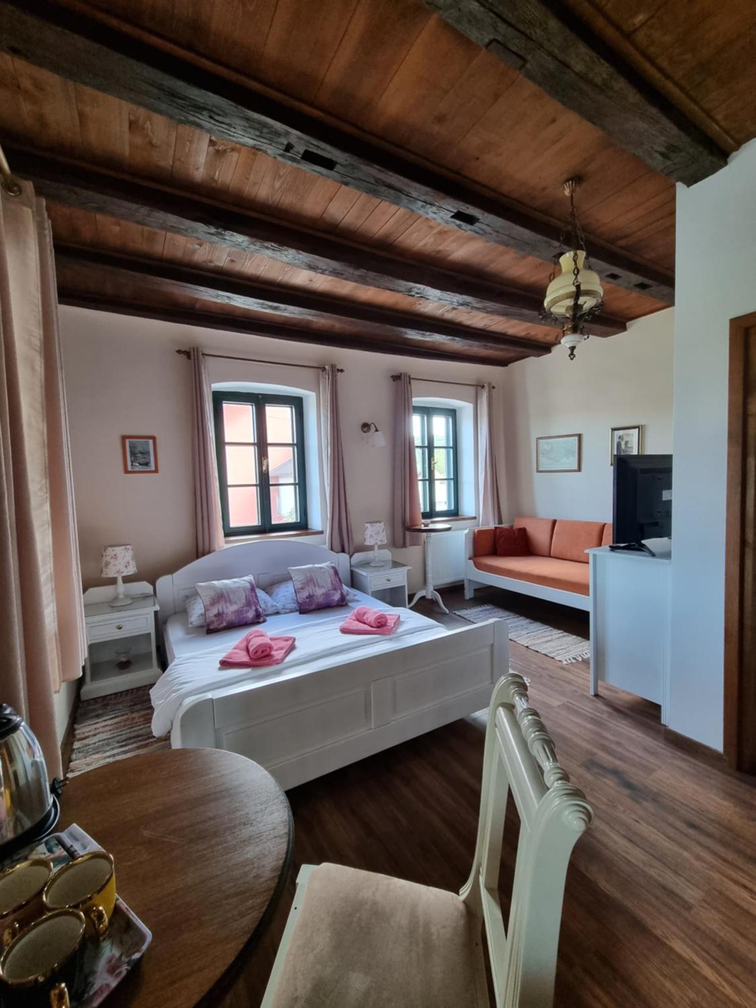 Taverna 1860 Rooms & Apartments Donja Zelina Kamer foto